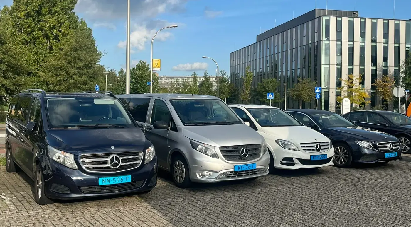 Mercedes-voertuigen uit het wagenpark van De Roo